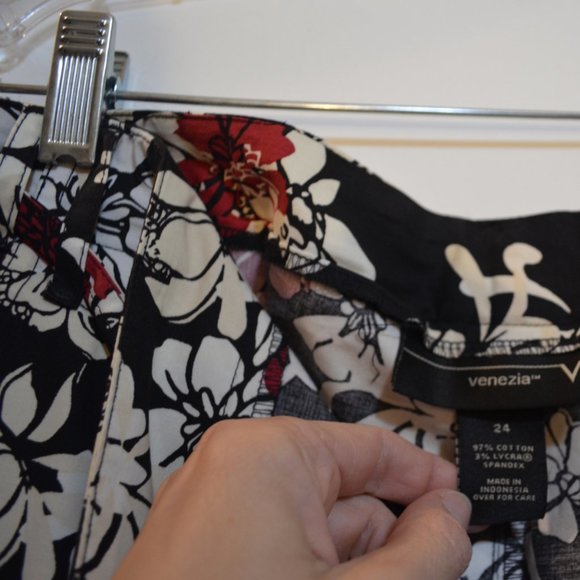 VENEZIA TM Floral Print Black-White-Red Capris Zip-Hook-Button Closure Belt 24 - Picture 5 of 7